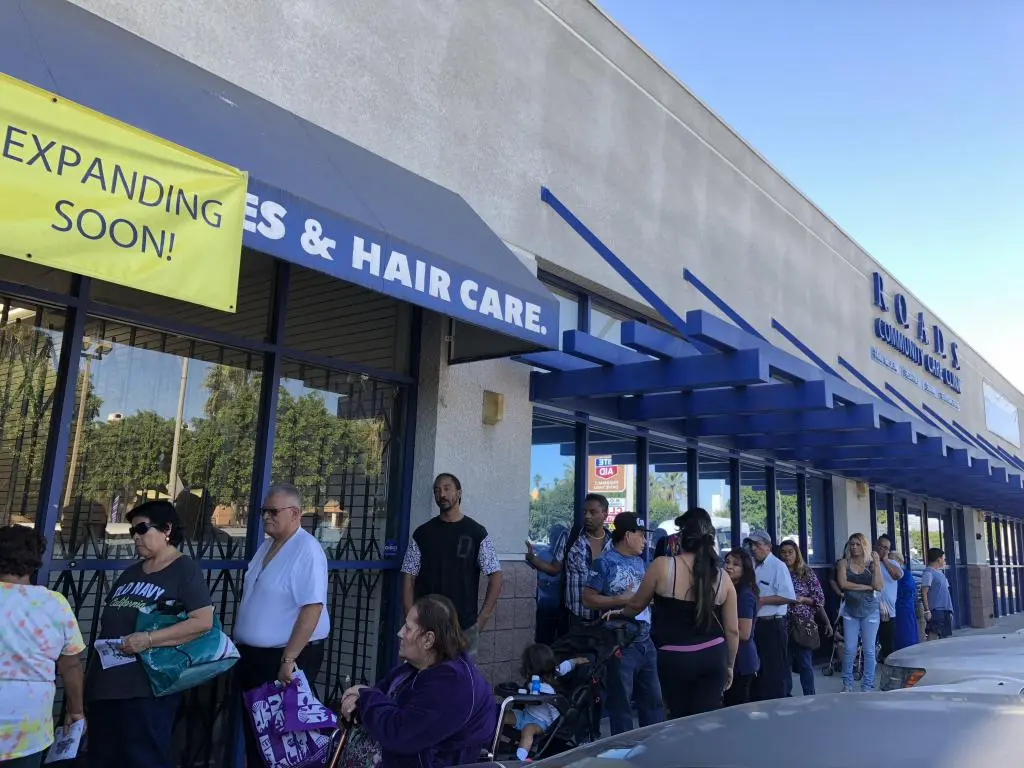 2017 ROADS Thanksgiving Food Drive – people in line outside