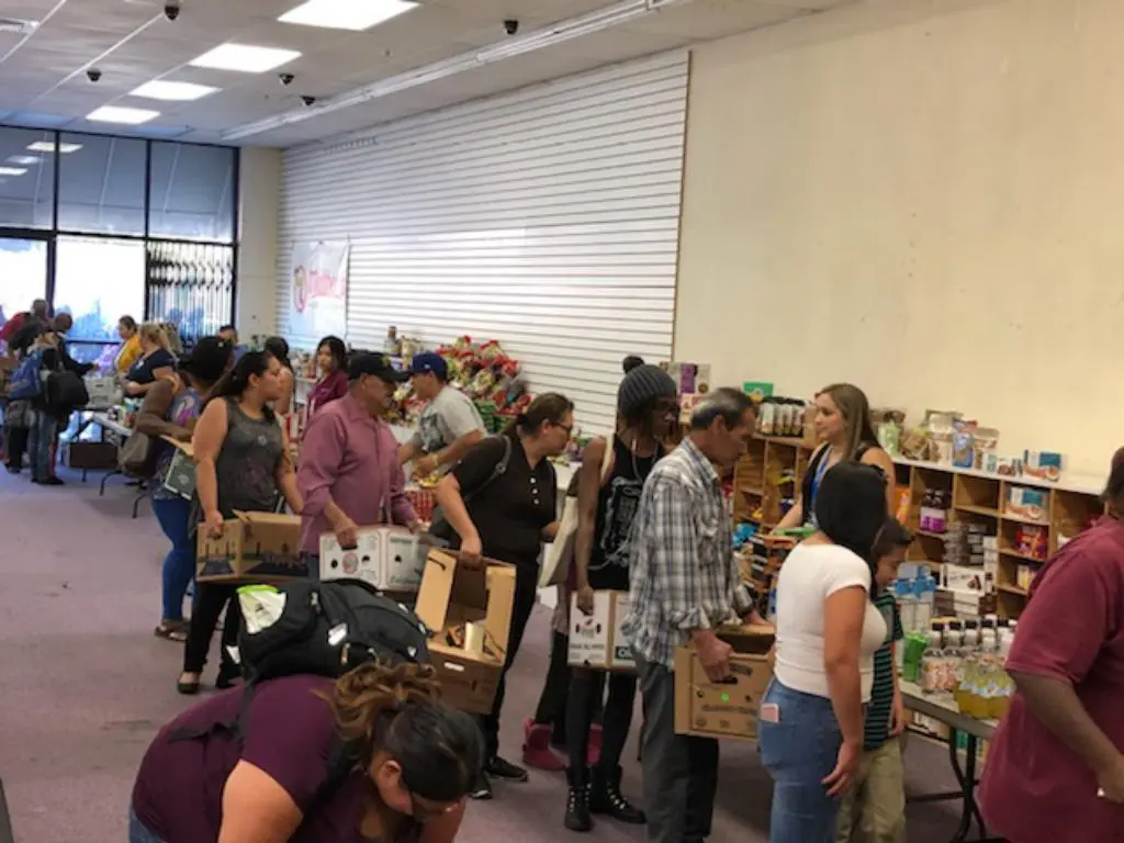 2017 ROADS Thanksgiving Food Drive – people standing in line