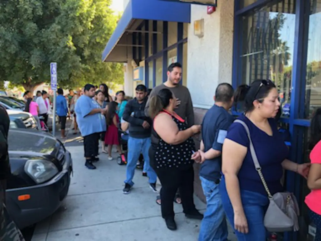 2017 ROADS Thanksgiving Food Drive – people lined up outside